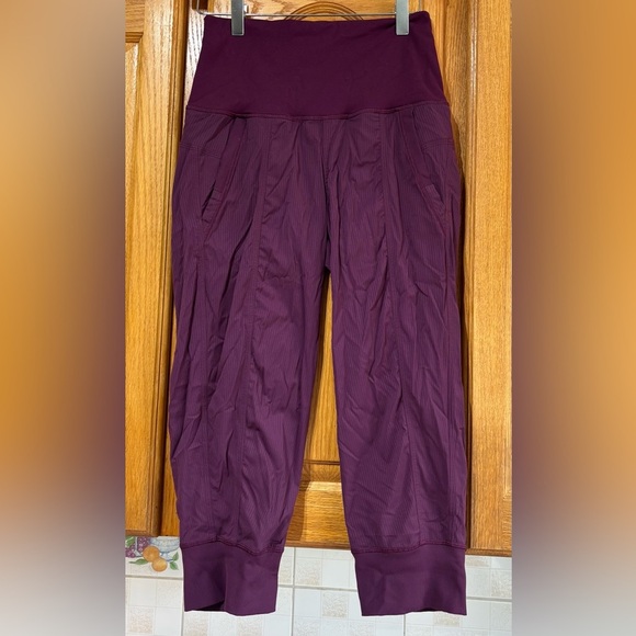 LULULEMON In Flux Crop Pants Red Grape Purple Cropped Athletic Size 4 - Picture 2 of 9